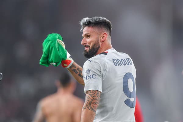 Oliver Giroud si vyskúšal pozíciu medzi tromi žrďami.