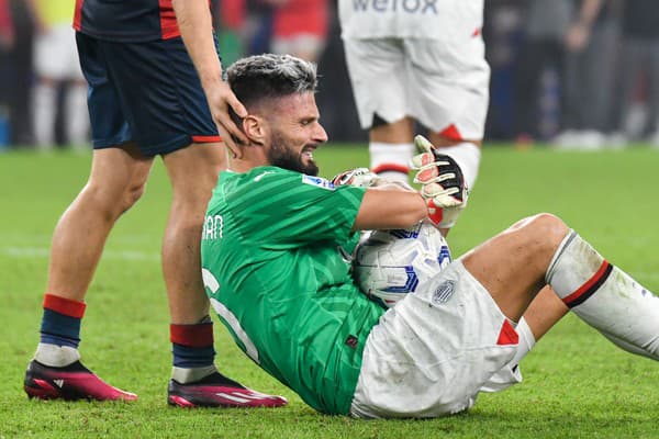 Oliver Giroud si vyskúšal pozíciu medzi tromi žrďami.