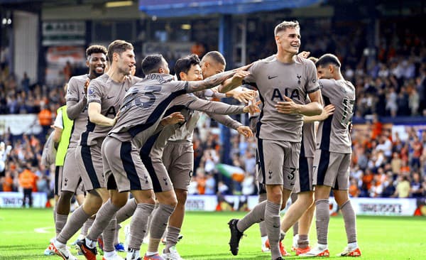 Hráči Tottenhamu oslavujú gól