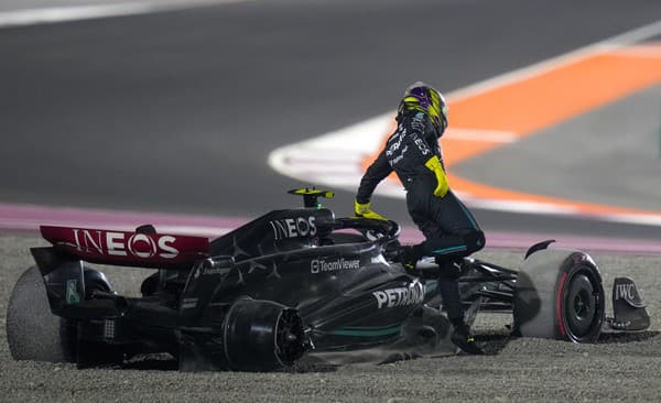 Britský pilot formuly 1 Lewis Hamilton opúšťa svoj monopost Mercedes po havárii v prvej zákrute Veľkej ceny Kataru na okruhu Lusail v Katare