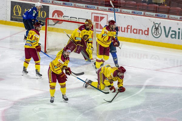 Hokejisti HK Spišská Nová Ves zvíťazili v nedeľňajšom zápase 8. kola Tipos extraligy na ľade Dukly Trenčín 5:3 a posunuli sa na čelo tabuľky.