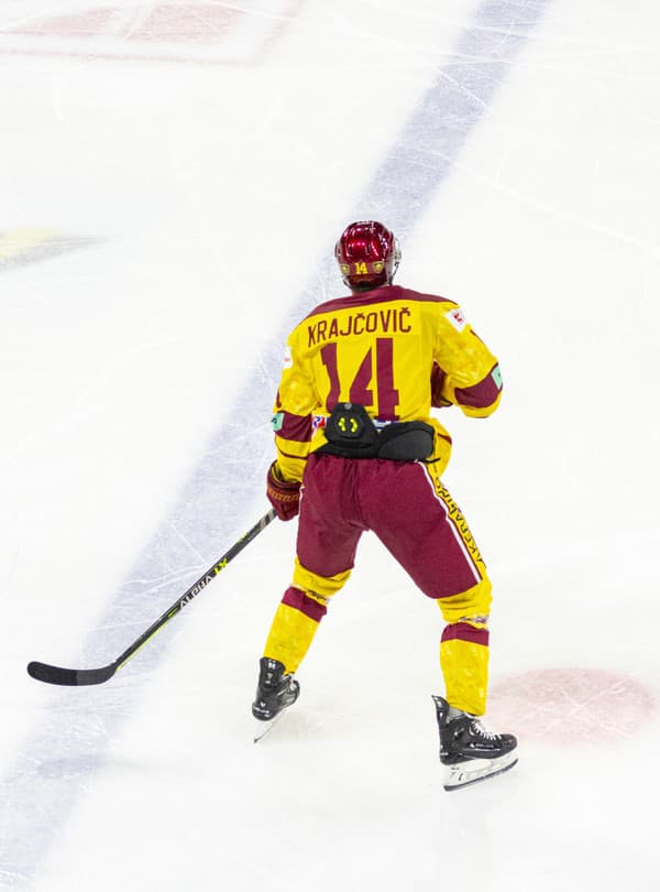 Hokejisti HK Spišská Nová Ves zvíťazili v nedeľňajšom zápase 8. kola Tipos extraligy na ľade Dukly Trenčín 5:3 a posunuli sa na čelo tabuľky.