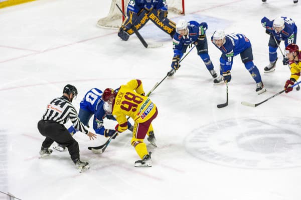 Hokejisti HK Spišská Nová Ves zvíťazili v nedeľňajšom zápase 8. kola Tipos extraligy na ľade Dukly Trenčín 5:3 a posunuli sa na čelo tabuľky.