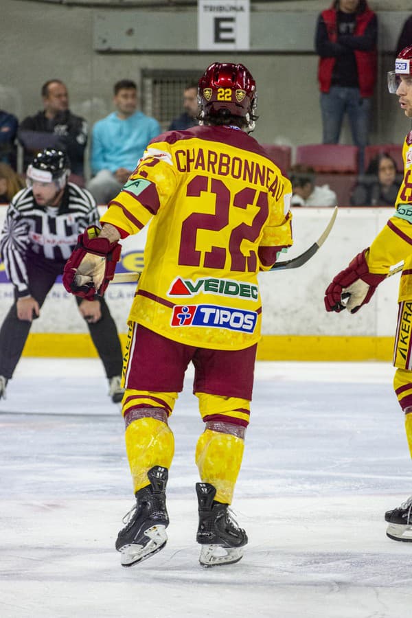 Hokejisti HK Spišská Nová Ves zvíťazili v nedeľňajšom zápase 8. kola Tipos extraligy na ľade Dukly Trenčín 5:3 a posunuli sa na čelo tabuľky.