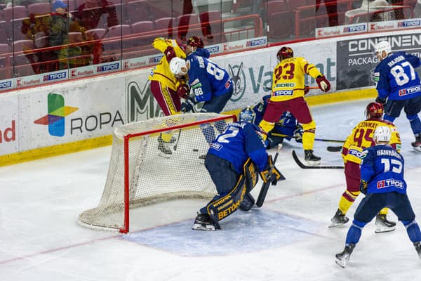 Hokejisti HK Spišská Nová Ves zvíťazili v nedeľňajšom zápase 8. kola Tipos extraligy na ľade Dukly Trenčín 5:3 a posunuli sa na čelo tabuľky.