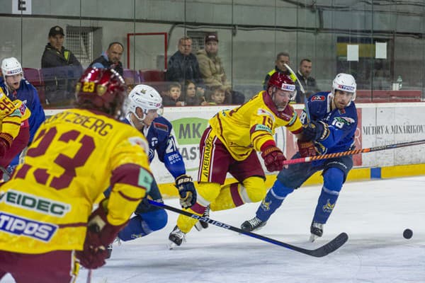 Hokejisti HK Spišská Nová Ves zvíťazili v nedeľňajšom zápase 8. kola Tipos extraligy na ľade Dukly Trenčín 5:3 a posunuli sa na čelo tabuľky.