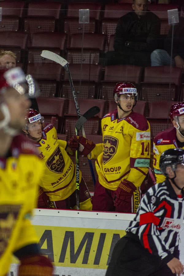 Hokejisti HK Spišská Nová Ves zvíťazili v nedeľňajšom zápase 8. kola Tipos extraligy na ľade Dukly Trenčín 5:3 a posunuli sa na čelo tabuľky.