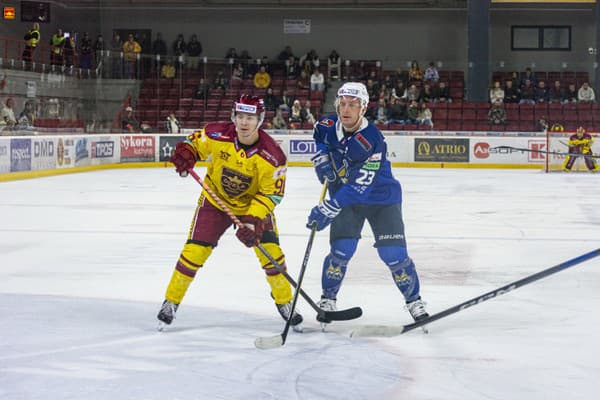 Hokejisti HK Spišská Nová Ves zvíťazili v nedeľňajšom zápase 8. kola Tipos extraligy na ľade Dukly Trenčín 5:3 a posunuli sa na čelo tabuľky.