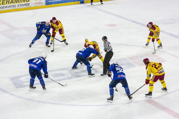 Hokejisti HK Spišská Nová Ves zvíťazili v nedeľňajšom zápase 8. kola Tipos extraligy na ľade Dukly Trenčín 5:3 a posunuli sa na čelo tabuľky.