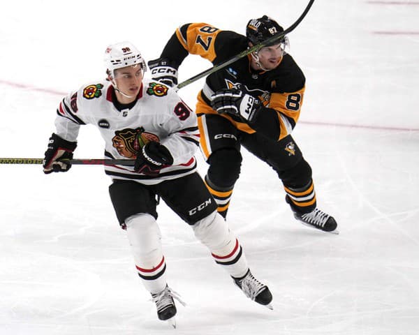 Connor Bedard absolvoval premiéru v NHL. 