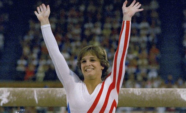 Olympijská šampiónka v gymnastickom viacboji z roku 1984 Mary Lou Rettonová leží v kritickom stave v texaskej nemocnici so zriedkavou formou zápalu pľúc. Na archívnej snímke z 3. augusta 1984 je Mary Lou Rettonová na letných olympijských hrách v Los Angel