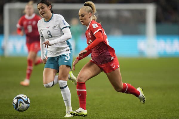 Alisha Lehmannová (vpravo) patrí k najsexi futbalistkám.