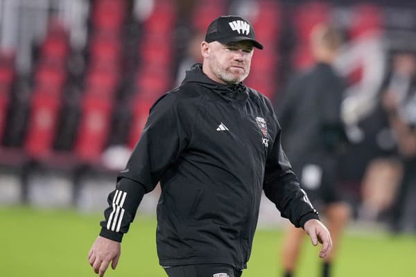 Na archívnej snímke z 8. júla 2023 trémer D.C. United Wayne Rooney odchádza z ihriska po zápase Major League Soccer (MLS).