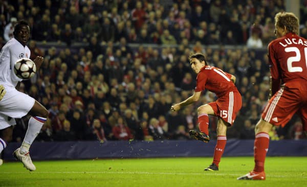 Izraelský futbalista Yossi Benayoun v minulosti hrával v Liverpoole po boku Martina Škrtela. 