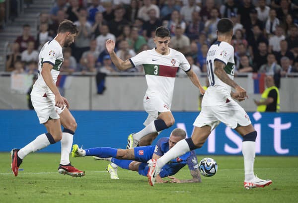 Slovenskí futbalisti v domácom zápase potrápili Portugalčanov.