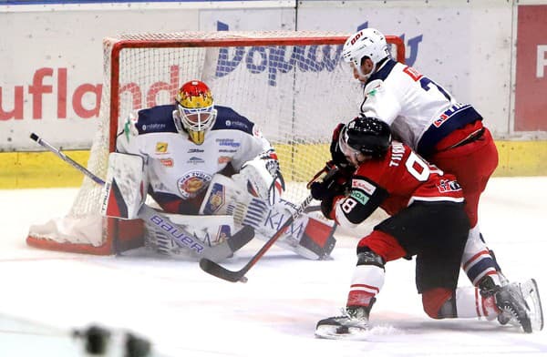 Na snímke zľava brankár Zvolena Jake Kupsky, Carter Turnbull (Banská Bystrica) a Branislav Kubka (Zvolen) počas 9. kola hokejovej Tipos extraligy HKM Zvolen – HC '05 Banská Bystrica 13. októbra 2023 vo Zvolene.