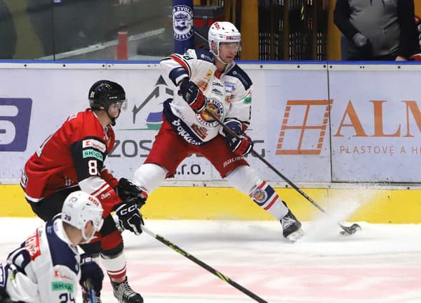 Na snímke zľava Matej Macek (Banská Bystrica) a Jozef Sládok (Zvolen) počas 9. kola hokejovej Tipos extraligy HKM Zvolen – HC '05 Banská Bystrica 13. októbra 2023 vo Zvolene.