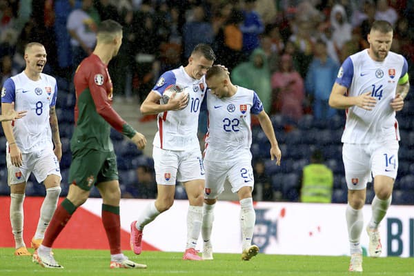 Stanislav Lobotka oslavuje gól proti Portugalsku.