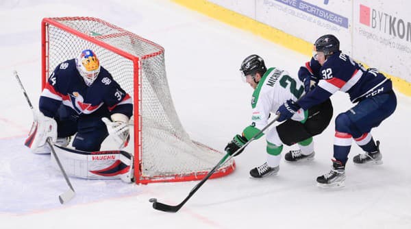 Zľava Jared Coreau (Slovan), Albert Michnáč (Nové Zámky) a Patrik Masnica (Slovan)