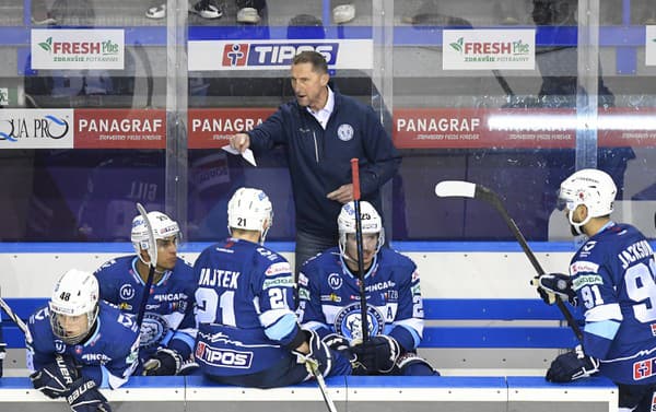 Striedačka HK Nitra a tréner Antonín Stavjaňa