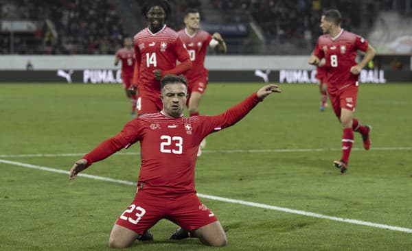 Na snímke v popredí švajčiarsky stredopoliar Xherdan Shaqiri oslavuje svoj úvodný gól v zápase I-skupiny kvalifikácie ME 2024 vo futbale Švajčiarsko - Bielorusko.