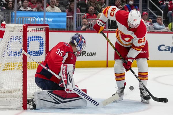 Adam Ružička zažiaril v drese Calgary Flames. 