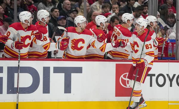 Adam Ružička zažiaril v drese Calgary Flames. 