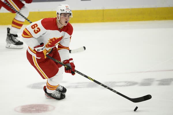 Adam Ružička zažiaril v drese Calgary Flames. 