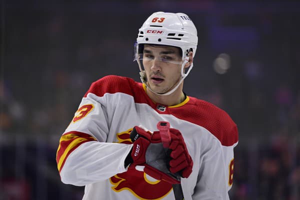 Adam Ružička zažiaril v drese Calgary Flames. 