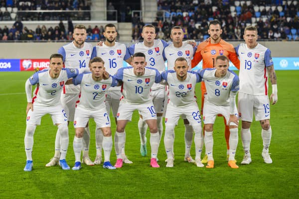 Na snímke reprezentanti Slovenska  pózujú pre skupinovú fotografiu pred zápasom zápasu kvalifikácie J-skupiny ME 2024 vo futbale Luxembursko - Slovensko v Luxemburgu.