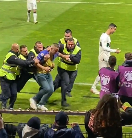 Cristiano Ronaldo dostal od diváka aj úder do nohy.