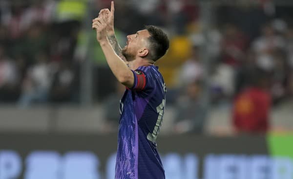 Lionel Messi sa teší z gólu.