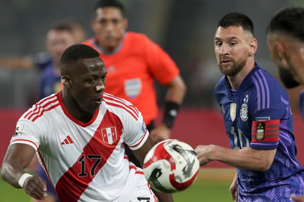 Kapitán argentínskej futbalovej reprezentácie Lionel Messi (vpravo) a hráč Peru  Luis Advincula bojujú o loptu