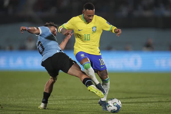 Brazílčan Neymar v zápase s Uruguajom.