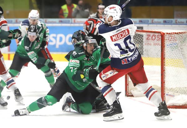 Na snímke zľava Karol Csányi (Zvolen), Michal Laurenčík (Nové Zámky) a brankár Nových Zámkov Pavel Kantor.