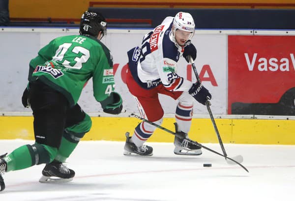 Na snímke zľava Mike Lee (Nové Zámky) a Jakub Kolenič (Zvolen).