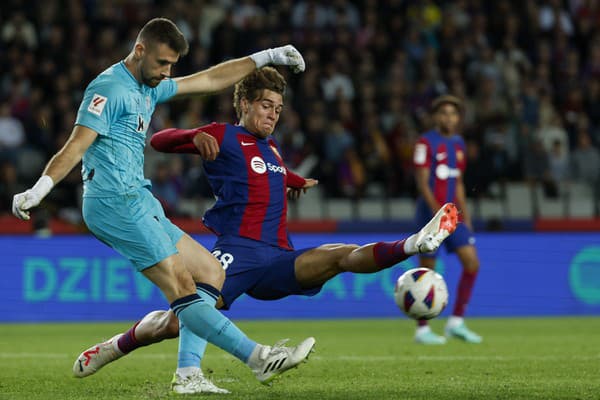 Marc Guiu v drese FC Barcelona.