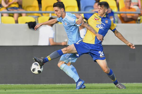 Na snímke vpravo Christián Herc (Dunajská Streda) a David Holman (Slovan).