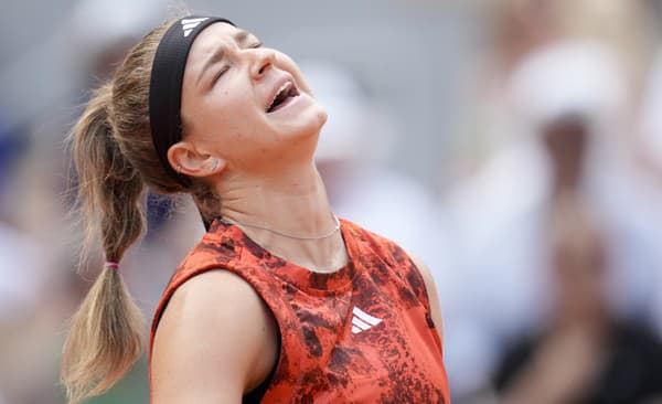 Česká tenistka Karolína Muchová reaguje vo finále ženskej dvojhry proti Poľke Ige Swiatekovej na grandslamovom turnaji Roland Garros 2023.