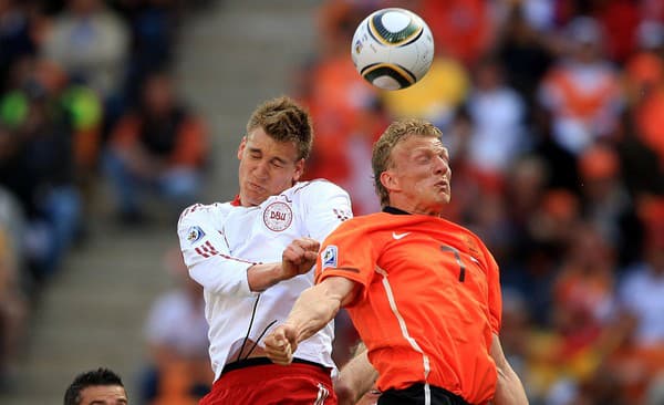 Dánsky futbalista Nicklas Bendtner (vľavo) ukončil kariéru v roku 2021.