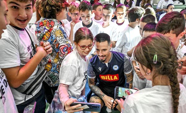 Tímový manažér Marek Hamšík sa venoval deťom, na debatu s Weissom nebolo ani tentoraz dosť času...