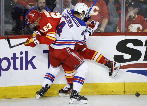 Adam Ružička (vzadu) nedohral zápas proti NY Rangers.