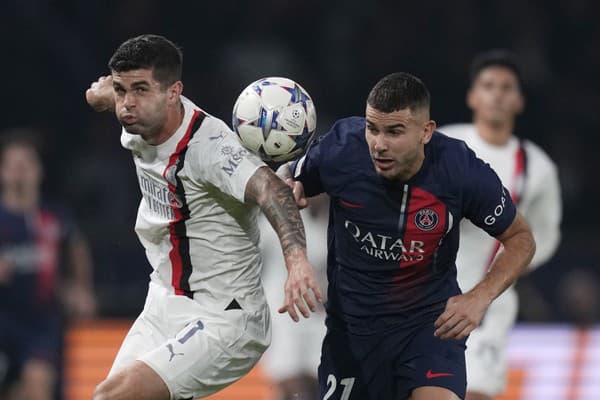 Futbalista Paríža St. Germain Lucas Hernandez (vpravo) a hráč AC Milána Christian Pulišič.