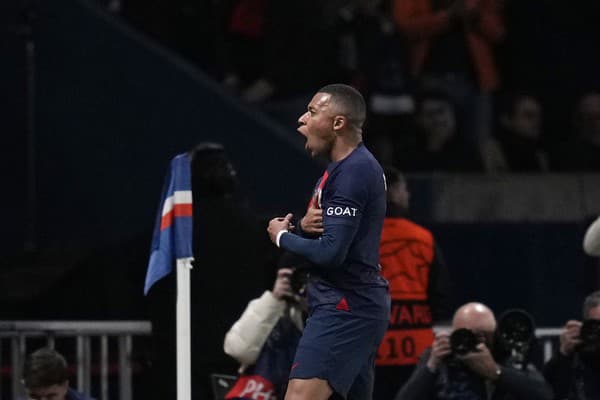 Futbalista Paríža St. Germain Kylian Mbappe sa teší po strelení gólu.