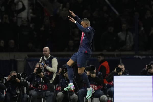 Futbalista Paríža St. Germain Kylian Mbappe sa teší pred fotografmi po strelení gólu.