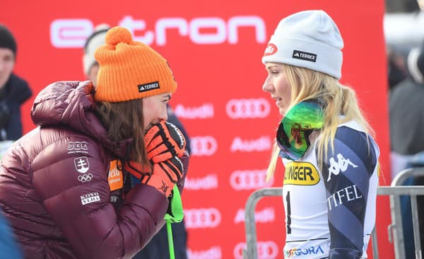 Na snímke vpravo americká lyžiarka Mikaela Shiffrinová, vľavo Slovenka Petra Vlhová.