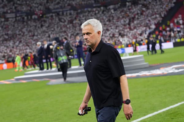 Tréner futbalistov AS Rím José Mourinho.