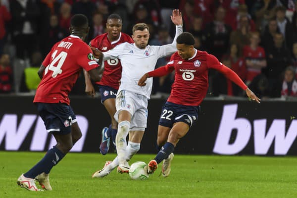 Zľava Samuel Umtiti (OSC Lille), Bafodé Diakité (OSC Lille), Aleksandar Čavrič (Slovan) a Tiago Santos (OSC Lille) bojujú o loptu.