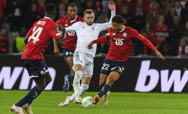 Zľava Samuel Umtiti (OSC Lille), Bafodé Diakité (OSC Lille), Aleksandar Čavrič (Slovan) a Tiago Santos (OSC Lille) bojujú o loptu.