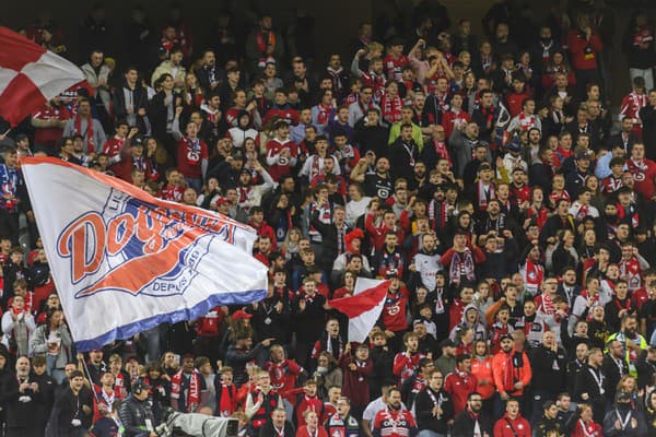 Fanúšikovia povzbudzujú počas zápasu 3. kola A-skupiny Európskej konferenčnej ligy (EKL) OSC Lille - ŠK Slovan Bratislava